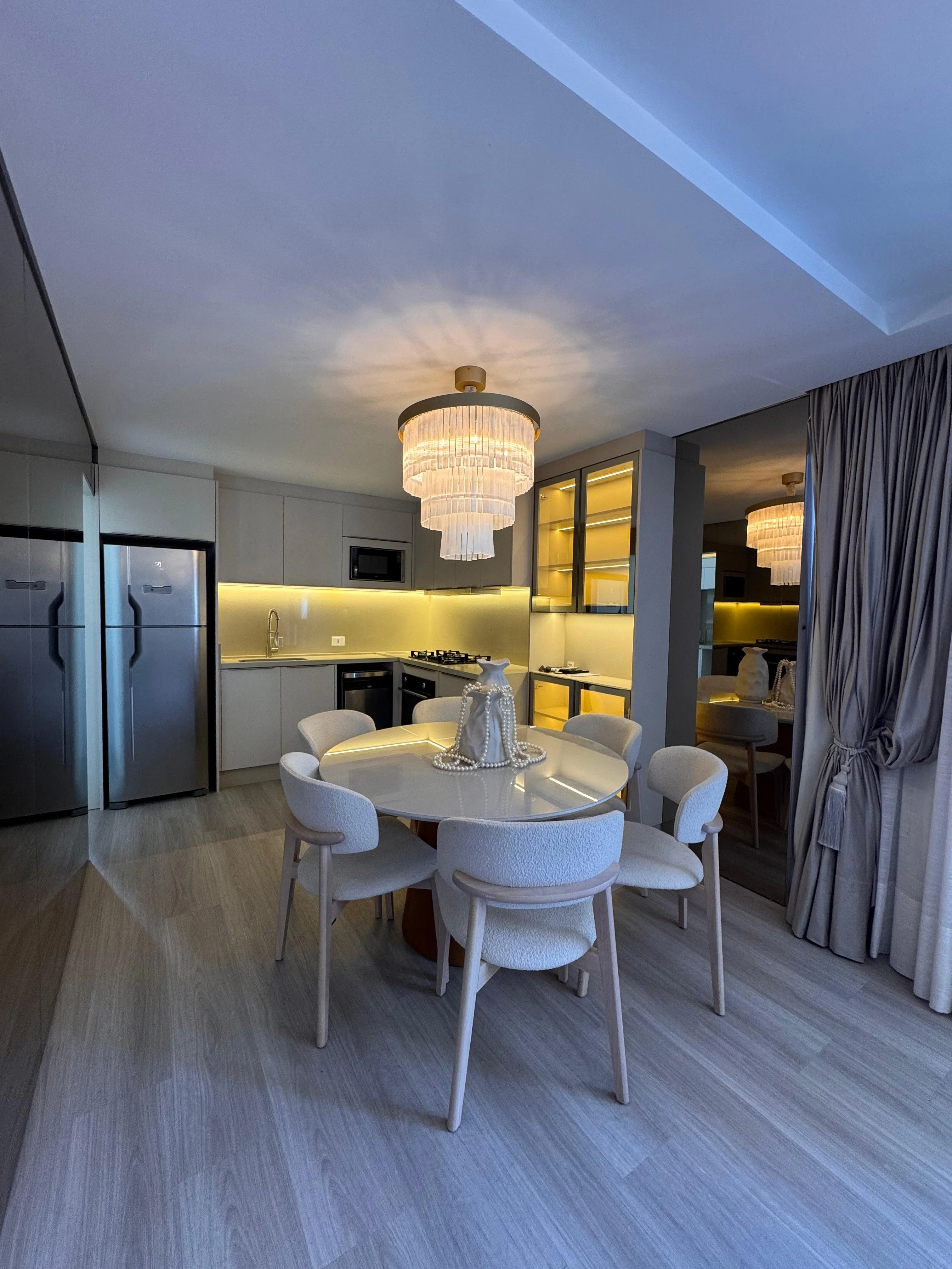 Apto a 50 metros da praia 1 por andar 2 garagens